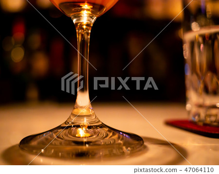 Glow of the glass of the bar 47064110