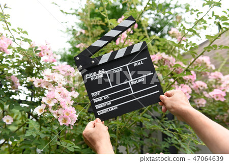 A hand with clapperboard 47064639