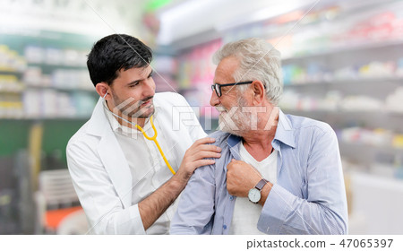 Doctor checking patient health in hospital office. 47065397