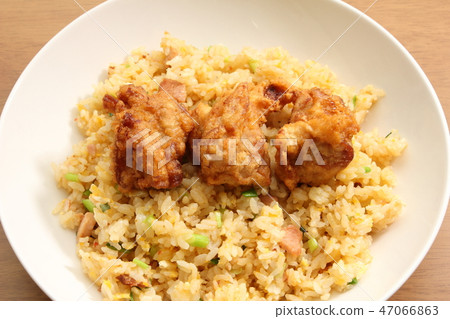 Fried chicken topped with fried chicken. 47066863