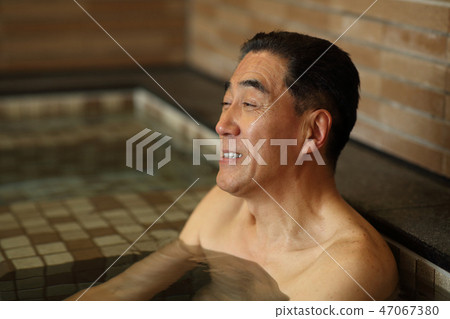 沐浴在浴缸裡的男人 47067380