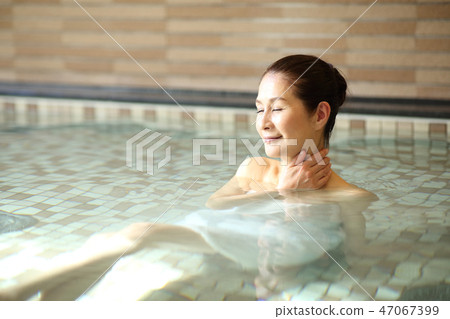 沐浴在浴缸裡的女人 47067399