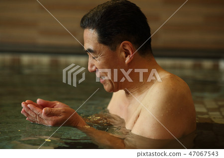男人洗澡 47067543