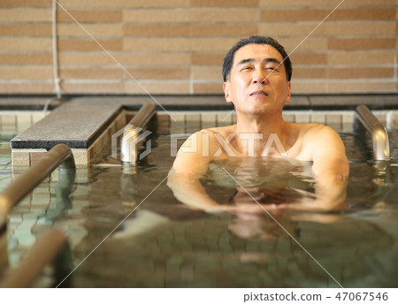 男人洗澡 男人洗澡 47067546