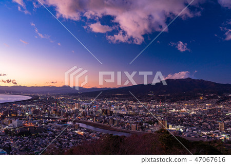 沼津市（靜岡縣）和富士山的都市風景，晚上風景 47067616
