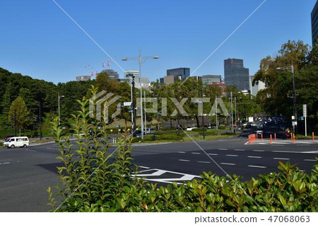 A photo taken at the intersection of the "National Diet" intersection (the intersection with Uchibori Dori), which is the starting point of Roppongi Dori in Chiyoda-ku, Tokyo 47068063