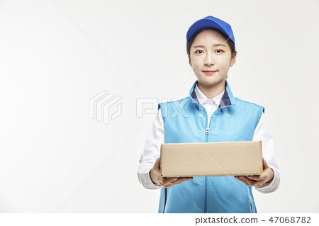 Courier, Courier article, Delivery man, Young man, Young woman 47068782