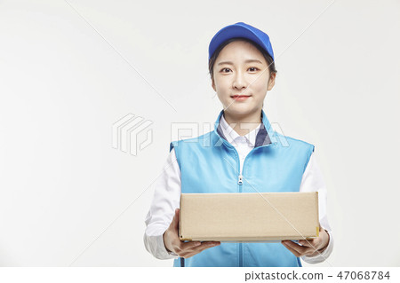 Courier, Courier article, Delivery man, Young man, Young woman Courier, Courier article, Delivery man, Young man, Young woman 47068784
