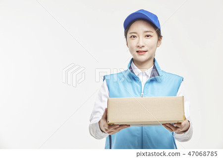 Courier, Courier article, Delivery man, Young man, Young woman 47068785