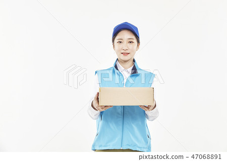 Courier, Courier article, Delivery man, Young man, Young woman 47068891