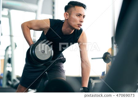 Men who train their arms 47069073