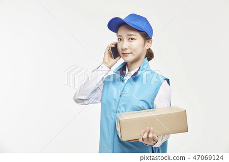Courier, Courier article, Delivery man, Young man, Young woman 47069124