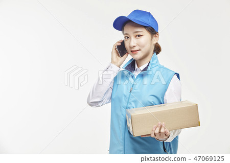 Courier, Courier article, Delivery man, Young man, Young woman Courier, Courier article, Delivery man, Young man, Young woman 47069125