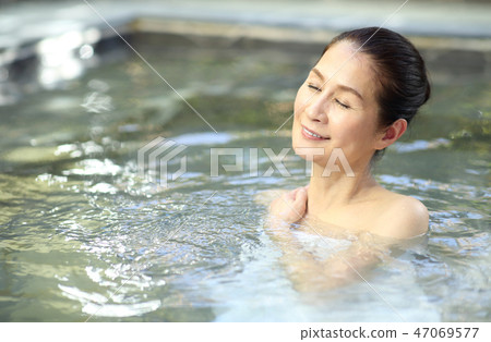 Woman bathing in a bath Woman bathing in a bath 47069577