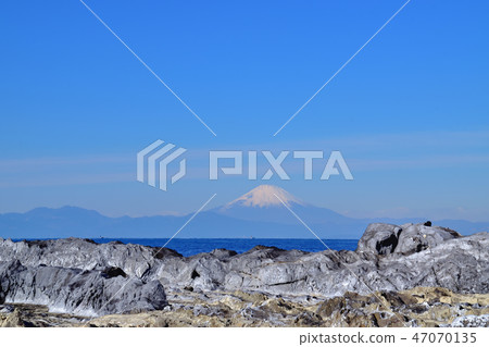 從Arasaki海岸看到的相模灣和富士山 47070135