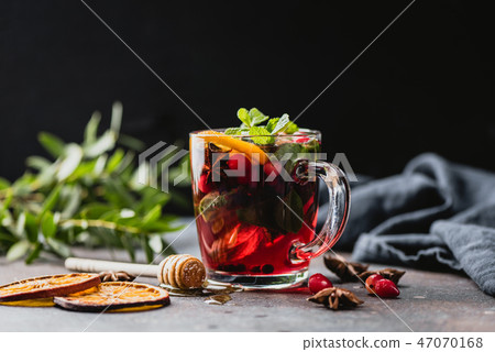 Hot spiced cranberry tea in glass cup 47070168