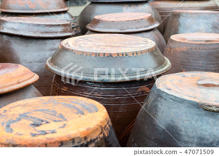 Traditional Korean Onggi Pottery (Kimchi Pots) Traditional Korean Onggi Pottery (Kimchi Pots) 47071509