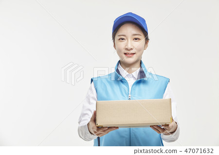 Courier, Courier article, Delivery man, Young man, Young woman 47071632