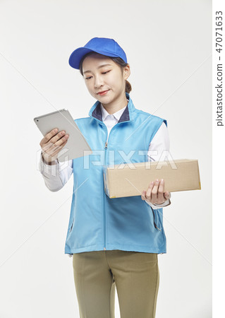 Courier, Courier article, Delivery man, Young man, Young woman Courier, Courier article, Delivery man, Young man, Young woman 47071633