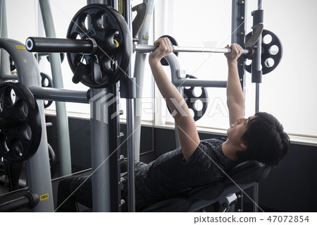 Weight lifting 47072854