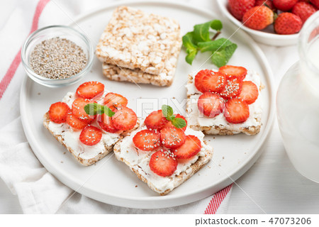 Rice crisp bread with strawberries and cottage cheese Rice crisp bread with strawberries and cottage cheese 47073206