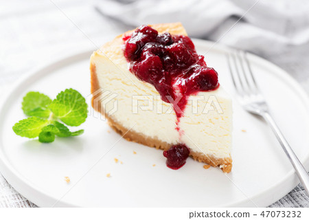 Classic Cheesecake With Cherry Sauce 47073232