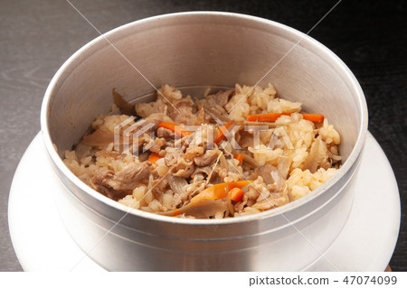 牛肉和牛蒡煮熟的米飯 牛肉和牛蒡煮熟的米飯 47074099