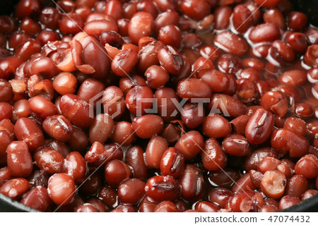 Boiled red beans 47074432