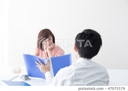 Dialogue, middle woman (white background) Dialogue, middle woman (white background) 47075579