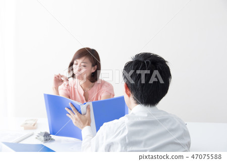 Dialogue, middle woman (white background) 47075588