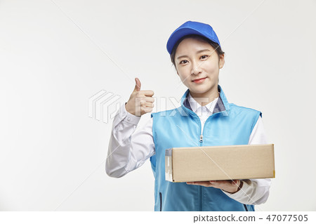 Courier, Courier article, Delivery man, Young man, Young woman 47077505