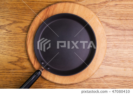 empty pancake pan, view from above empty pancake pan, view from above 47080410