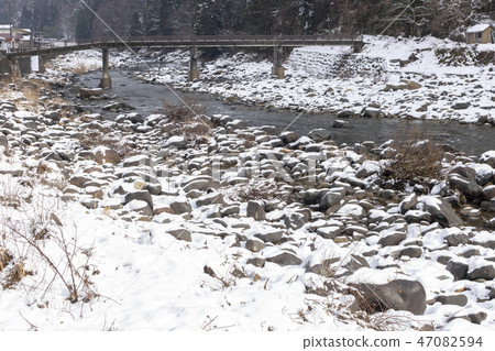在岐阜縣古府市北野站附近的長良川的雪景 47082594
