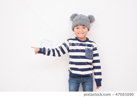 Children pointing with a smile 47083890