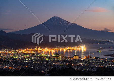 《靜岡縣》富士山和清水港的黎明《從本田平來》 47084433