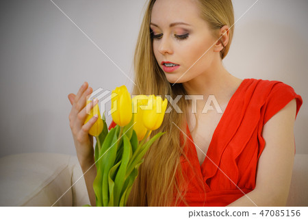 Lovely woman with yellow tulips bunch Lovely woman with yellow tulips bunch 47085156
