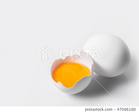 broken and whole chicken eggs 47086180