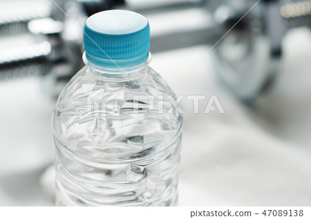 礦泉水，啞鈴，毛巾 47089138