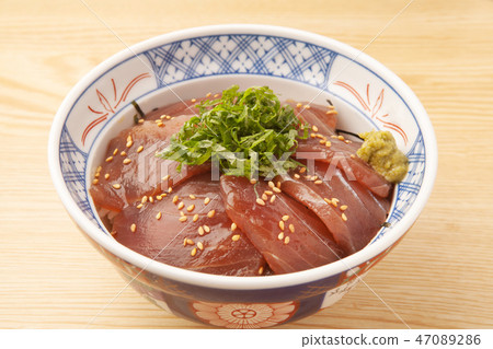 金槍魚醃製的米飯 47089286