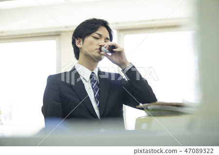 商人喝能量飲料 47089322