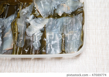 Japanese seaweed with seaweed 47089774