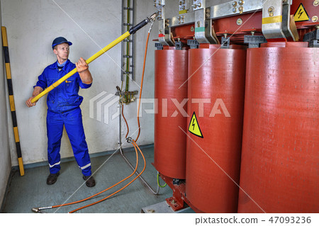 Using an discharge stick to earth transformer. Using an discharge stick to earth transformer. 47093236