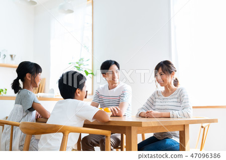 Young family 47096386