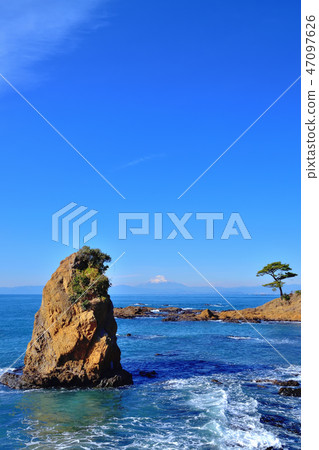 Blue sea and Mt.Fuji seen from Tateishi coast 47097626
