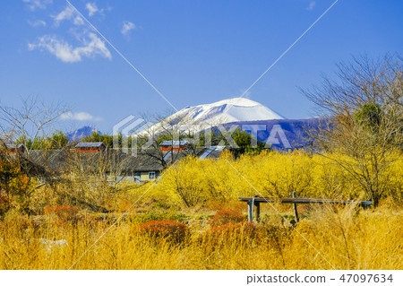 Mount Asama and wax plume Mount Asama and wax plume 47097634