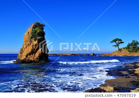 Blue sea and Mt.Fuji seen from Tateishi coast Blue sea and Mt.Fuji seen from Tateishi coast 47097819