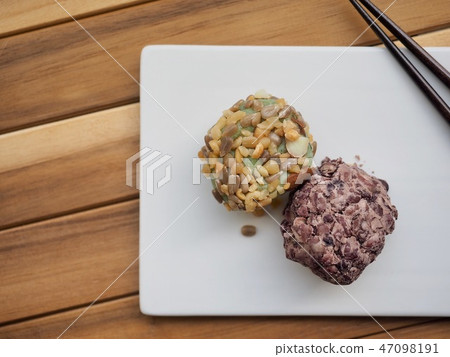 Jeju Omegi Rice Cake and Green Tea 47098191