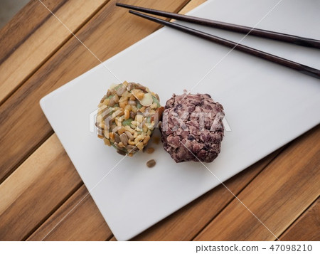 Jeju Omegi Rice Cake and Green Tea 47098210