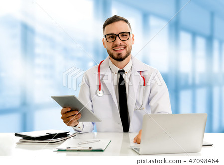 Doctor using tablet computer at the hospital. 47098464
