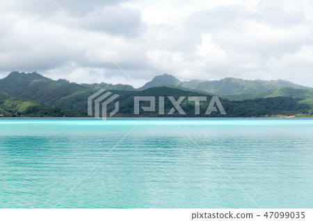 lagoon and mountains in french polynesia 47099035